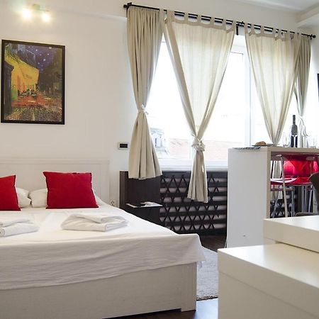 זאגרב Studio Apartment With A View Of Ban Jelacic Square מראה חיצוני תמונה