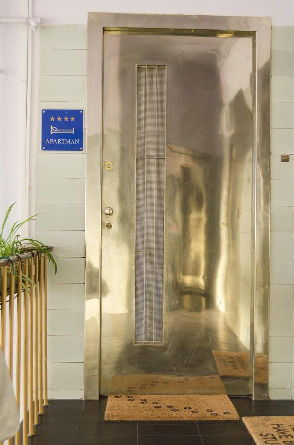זאגרב Studio Apartment With A View Of Ban Jelacic Square מראה חיצוני תמונה