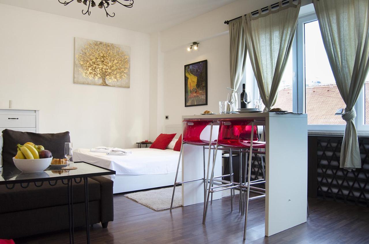 זאגרב Studio Apartment With A View Of Ban Jelacic Square מראה חיצוני תמונה