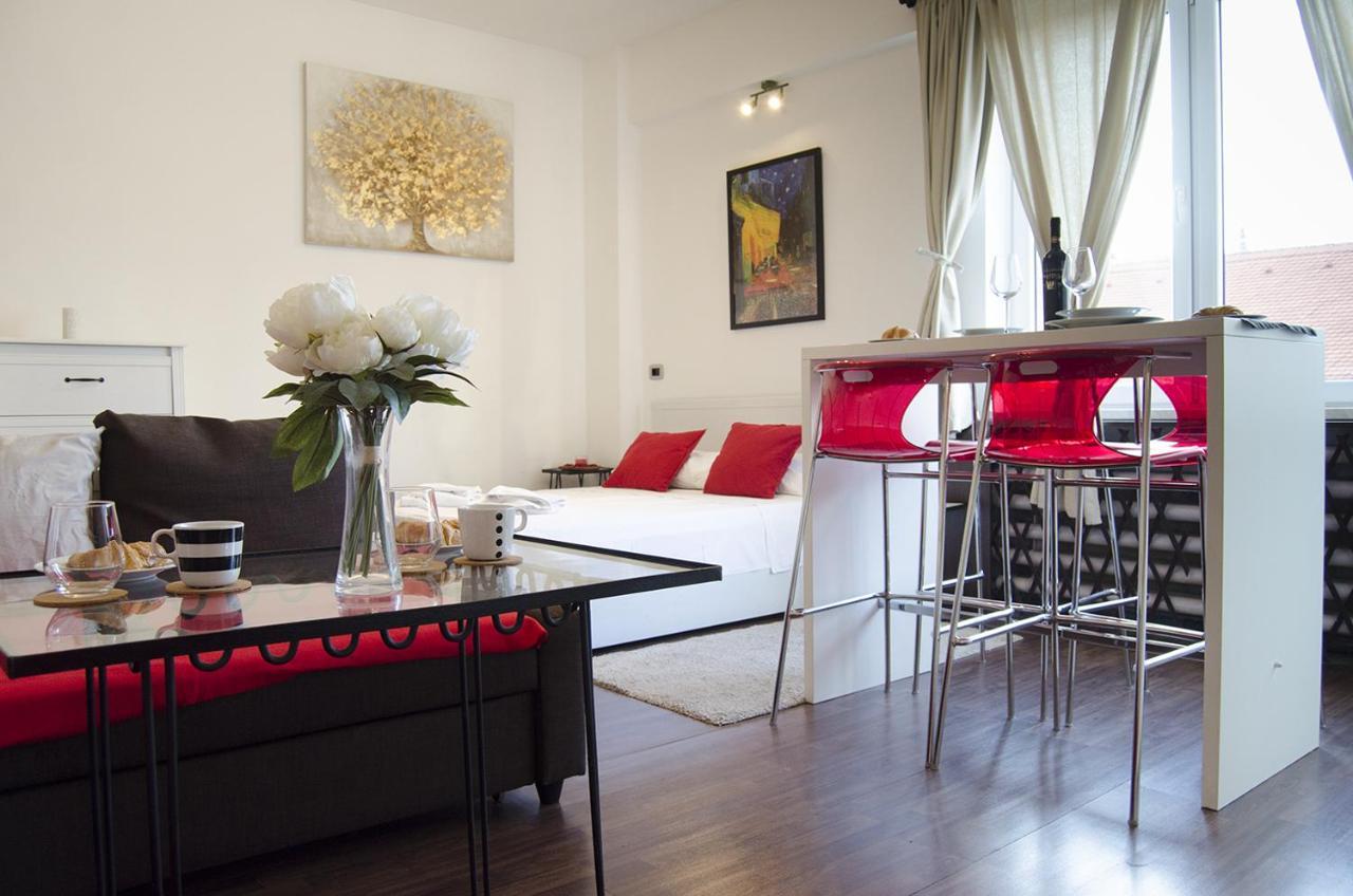 זאגרב Studio Apartment With A View Of Ban Jelacic Square מראה חיצוני תמונה